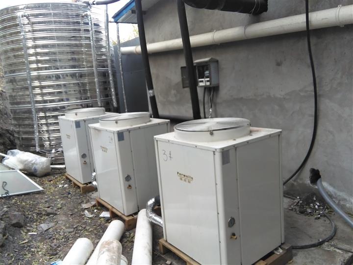 空氣能熱水器工程為什么要設(shè)置定溫度補水？